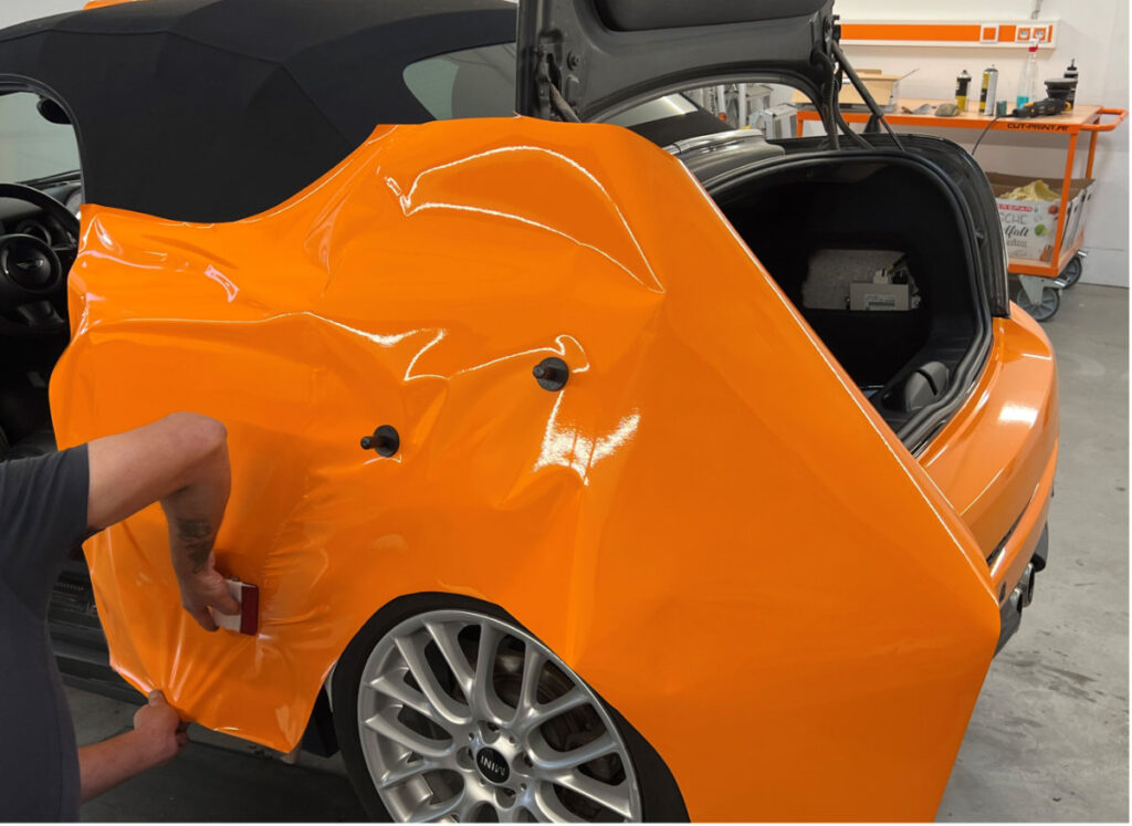 Fahrzeugfolierung Cut & Print foliert ein Fahrzeug mit einer neuen Fahrzeugfolierung