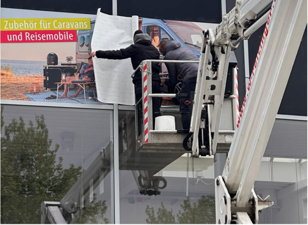 Gebäudebeschriftung Cut & Print montiert eine neue Gebäudebeschriftung