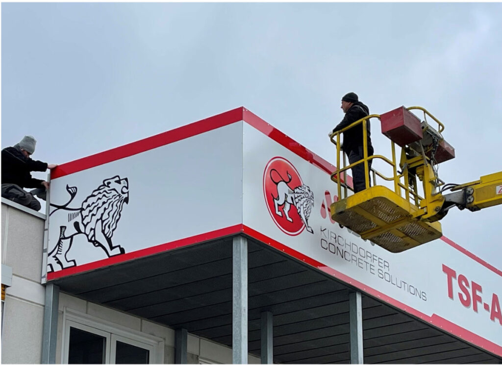 Schilder & Banner Cut and Print bei der Montage eines neuen Werbeschild