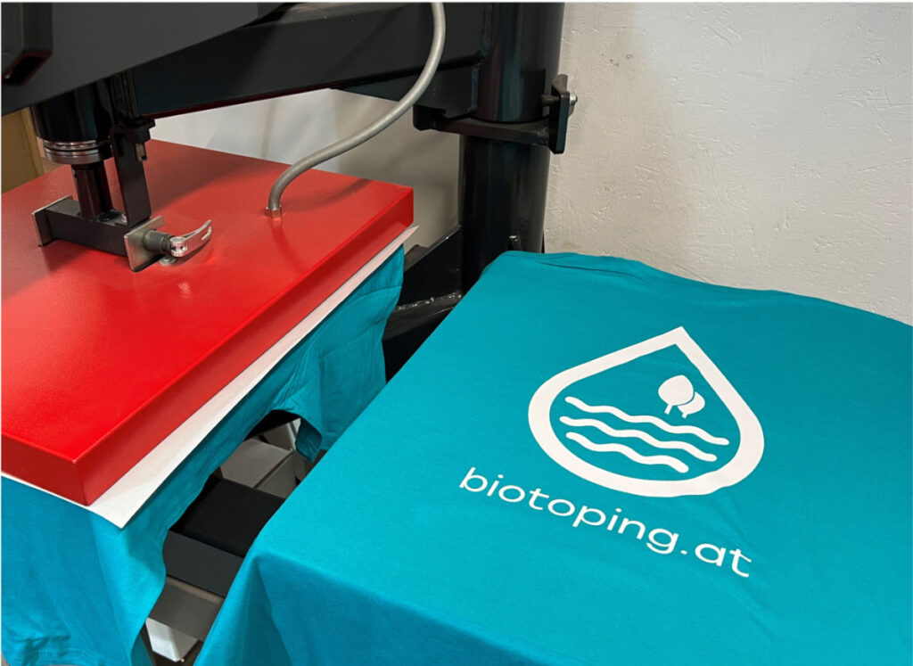 Textildruck Cut & Print bei der bedrucken von neuen T-Shirts