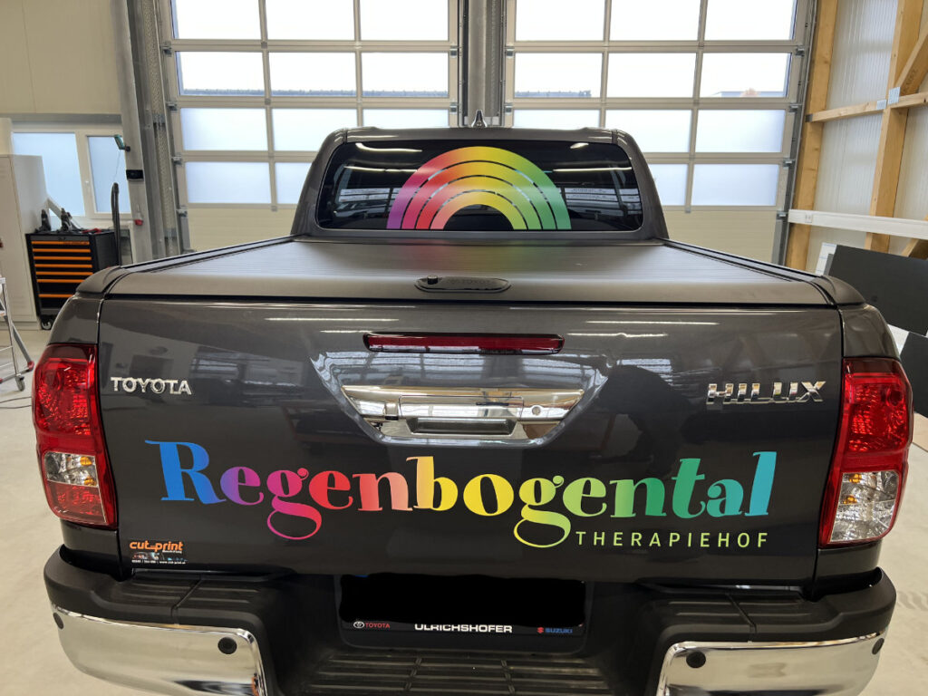 cut_print_fahrzeugbeschriftung_4 Cut & Print beschriftet einen Pick Up