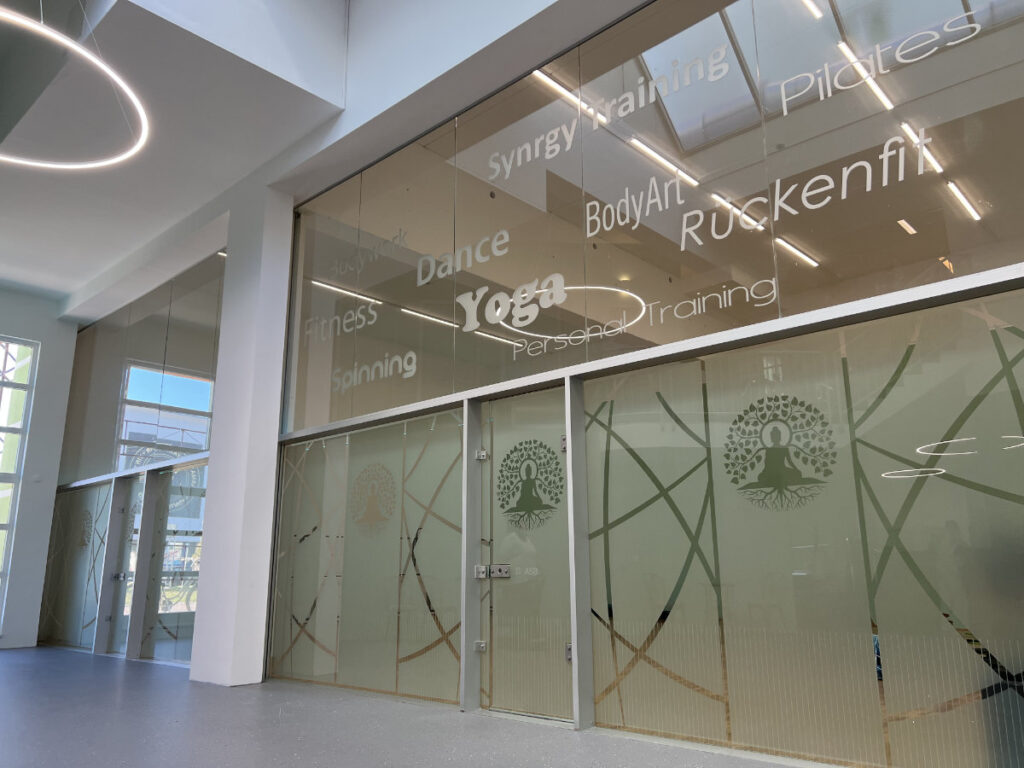 cut_print_gebaeudebeschriftung_1 Cut & Print bei der Sichtschutzbeschriftung