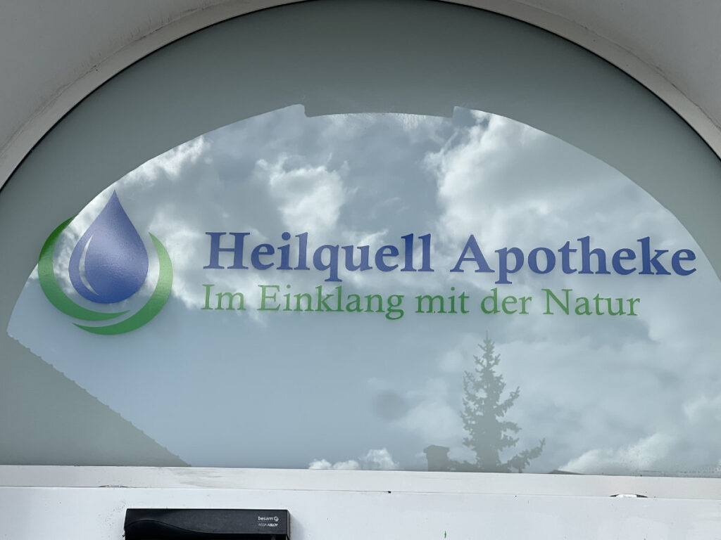 cut_print_gebaeudebeschriftung_2 Cut & Print beschriftet auch Glasflächen bei Apotheken