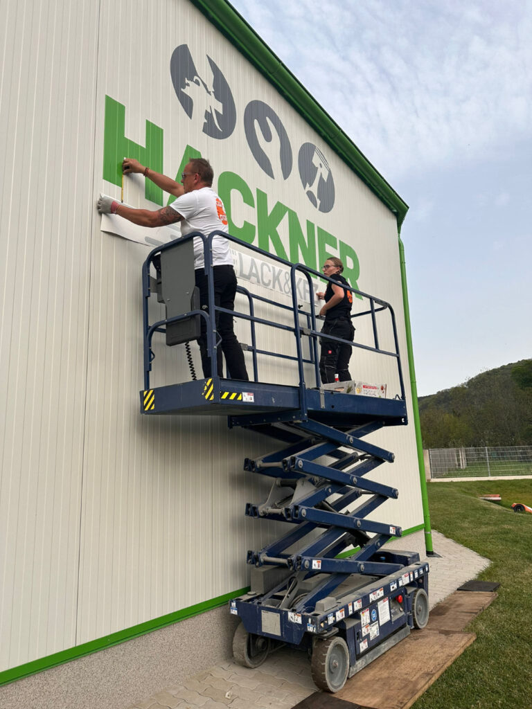 cut_print_gebaeudebeschriftung_3 Cut & Print direkt bei der professionellen Beschriftung einer Halle