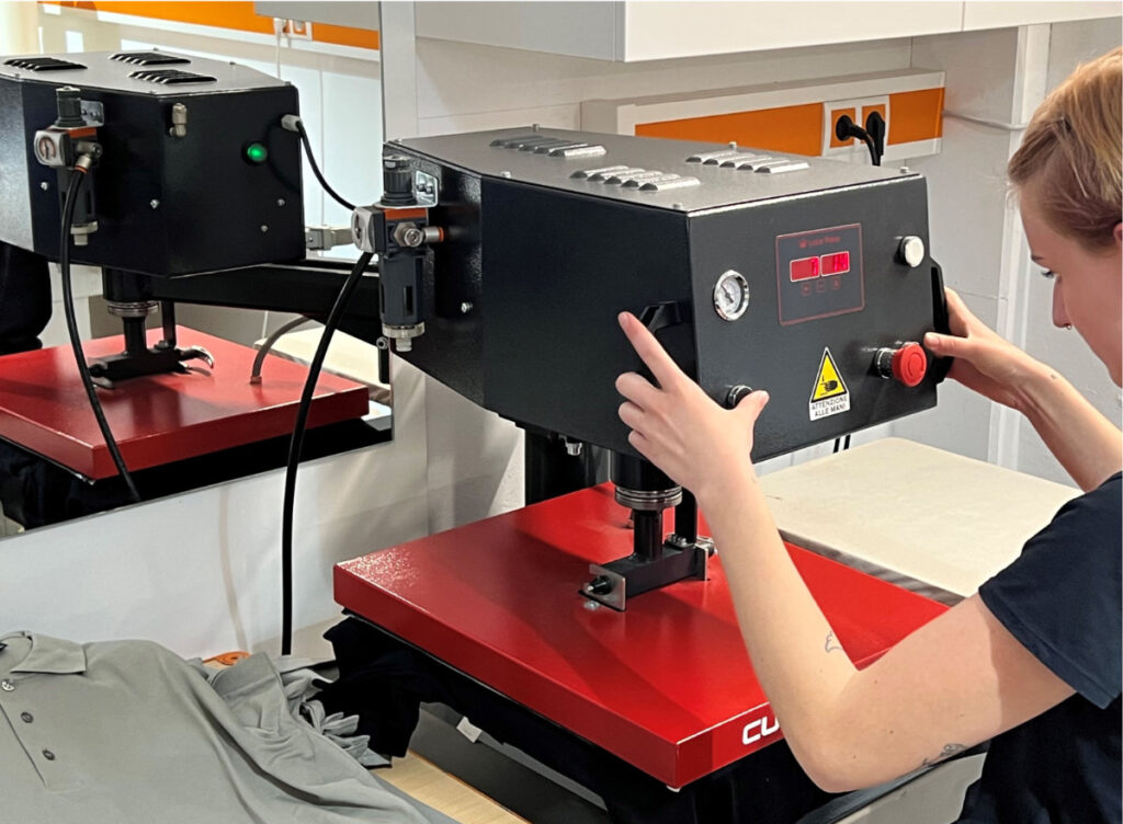 Website alle Leistungen Fotos gesamt Cut & Print beim Bearbeiten mit einer Bügellpresse